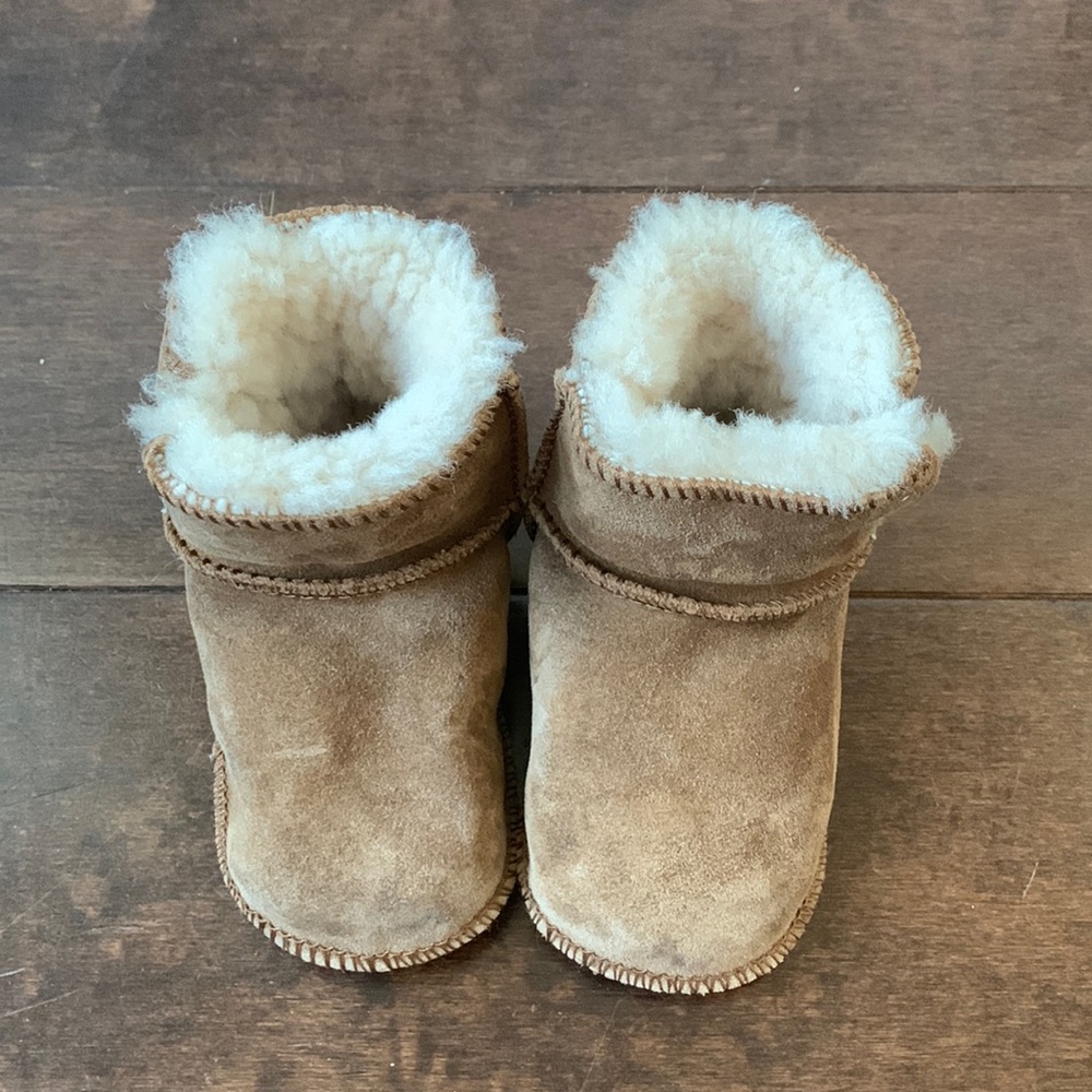 Adorable baby Ugg boots, size M (12-18 months)